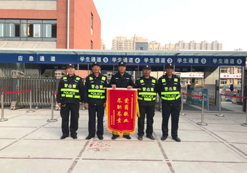 幸福花園小學和新立小學送錦旗